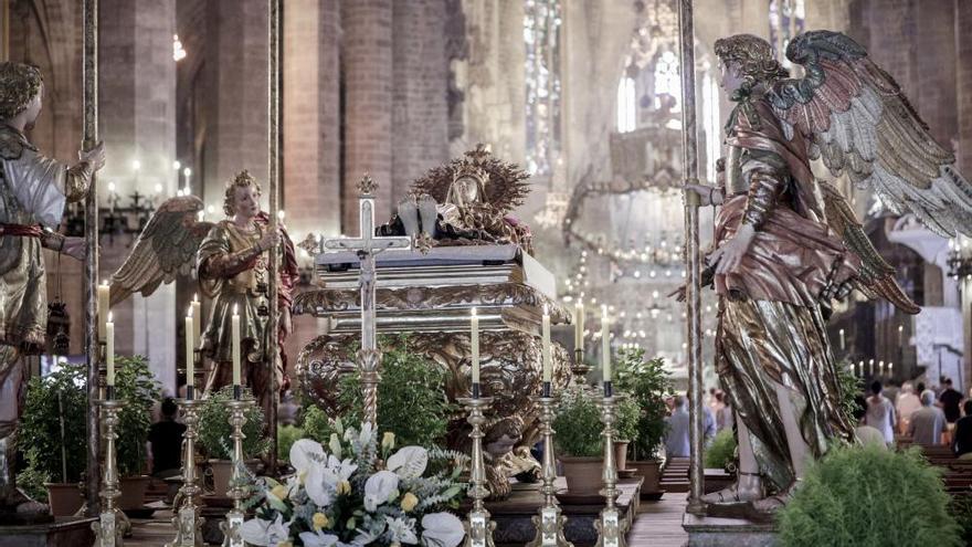 Las iglesias de Ciutat exponen sus &#039;llits de la Mare de Déu Dormida&#039;