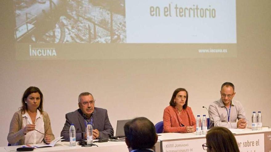 Por la izquierda, Montserrat López Moro, Miguel Ángel Álvarez Areces, Marina Martínez y David Escudero, durante la inauguración de las XVIII Jornadas Internacionales de Patrimonio Industria Incuna 2016.