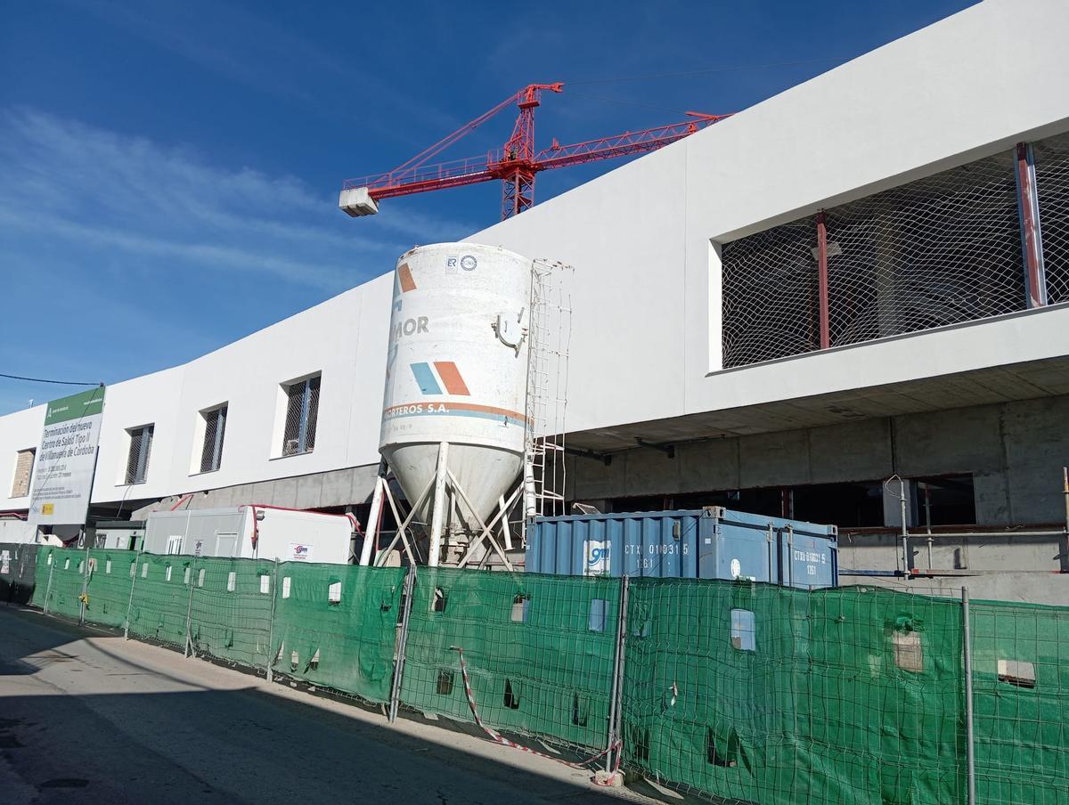 Aspecto exterior que presentan las obras del centro de salud de Villanueva de Córdoba.