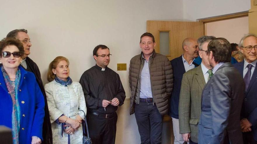 Los representantes del Rotary Club, ayer, en la parroquia de La Corredoria.