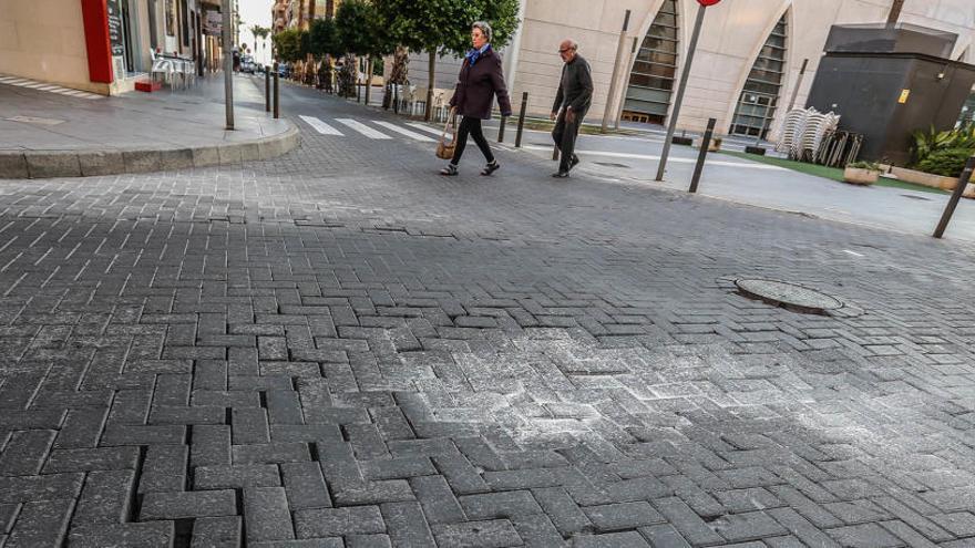 Imagen de los desperfectos en el pavimento en la plaza de Oriente/ Foto Tony Sevilla