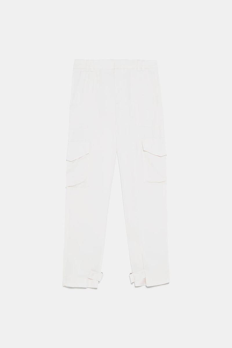 Pantalón blanco cargo satinado de Zara. (Precio: 39, 95 euros)