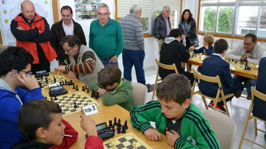 Celebración de un torneo de ajedrez organizado por los vecinos en el local social de Sigrás, en 2015.