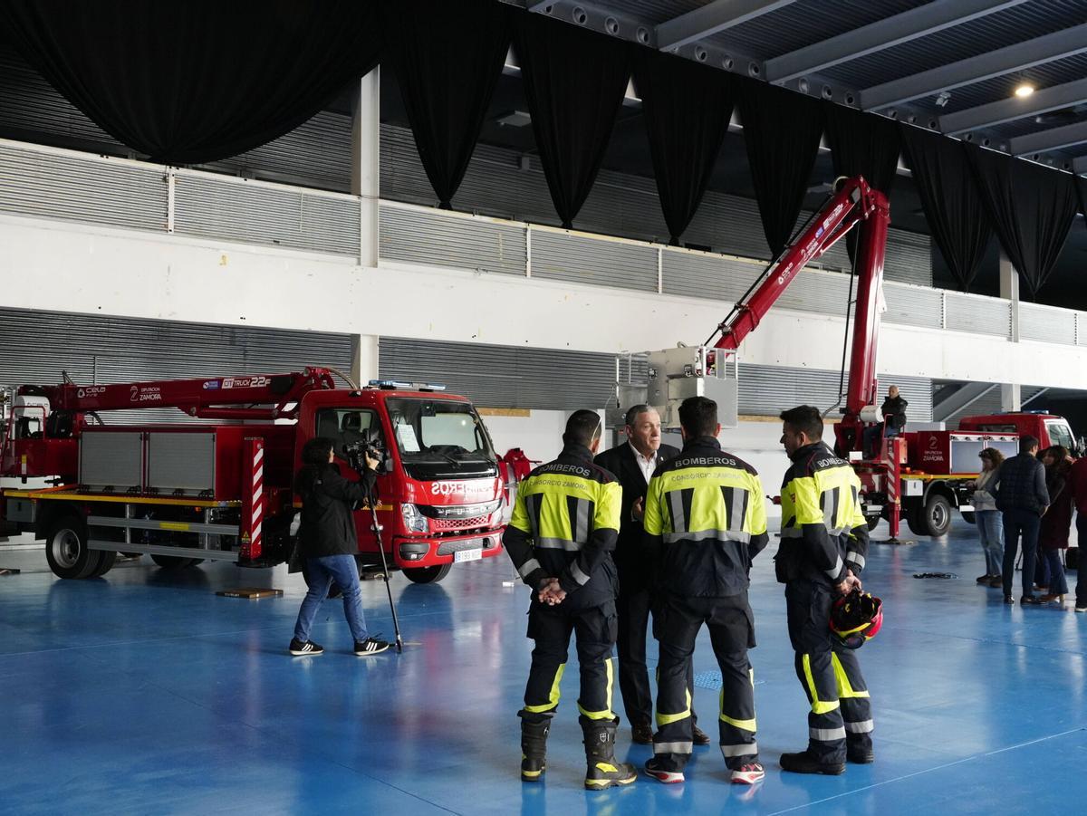 El presidente de la Diputación de Zamora, Javier Faúndez, habla con un grupo de bomberos.