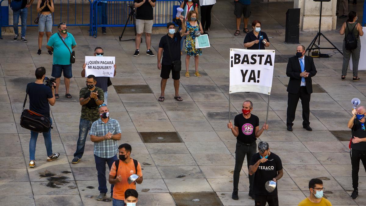 Representantes de la hostelería en Alicante protestan por las restricciones impuestas al sector.