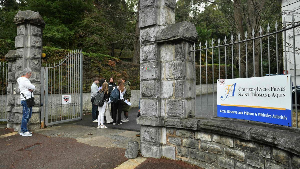 Entrada del colegio de Santo Tomás de Aquino en San Juan de Luz, donde un alumno ha apuñalado a una profesora.