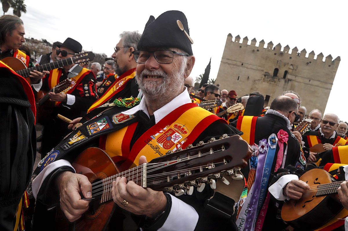 Tunos de toda España toman el Puente Romano de Córdoba