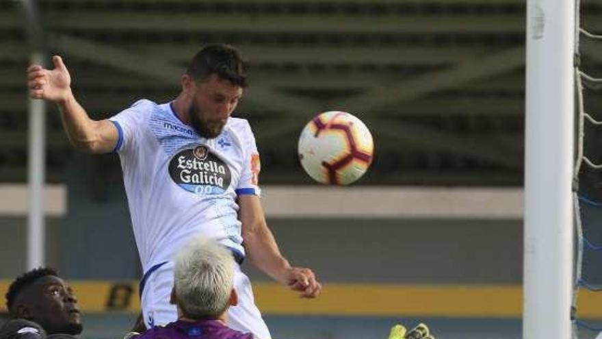 Borja Valle marca el primer gol del Deportivo.