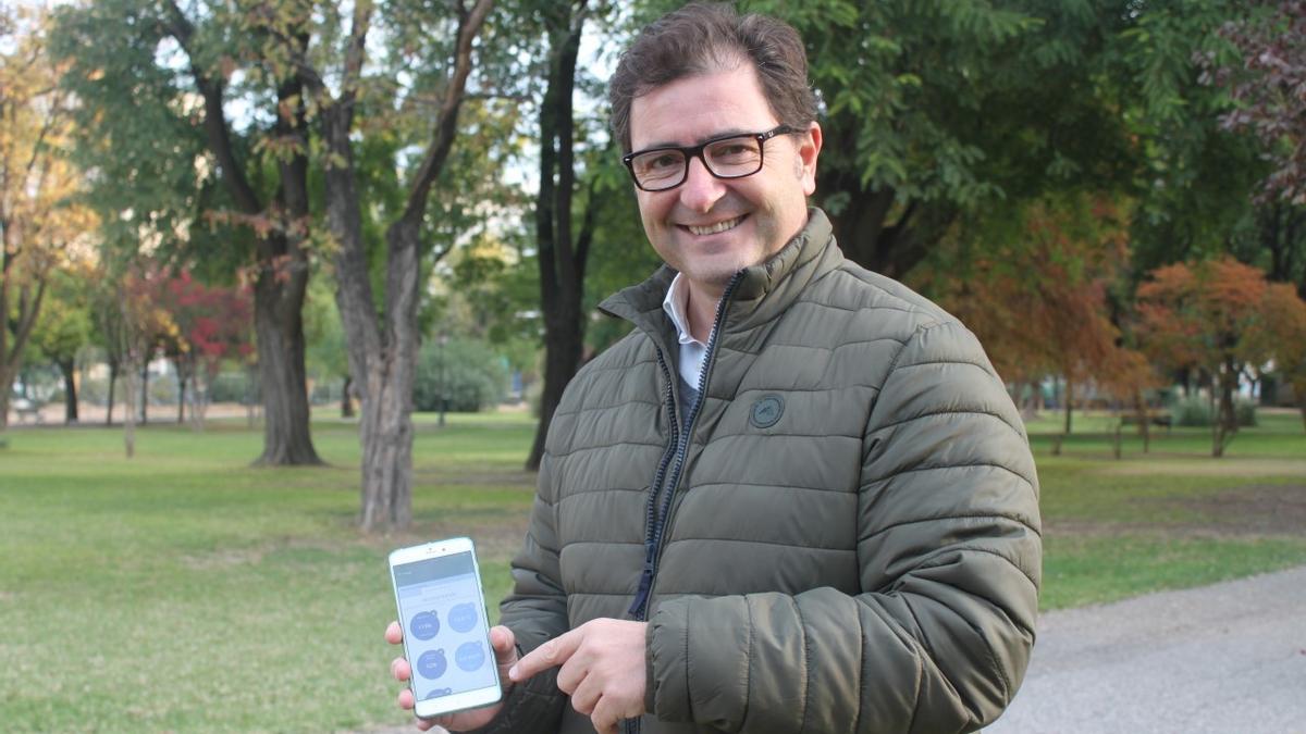 José Luis Bustos, CEO de Brioagro, en el parque de los Príncipes, donde están realizando estudios para la posible instalación de riegos. /  El Correo