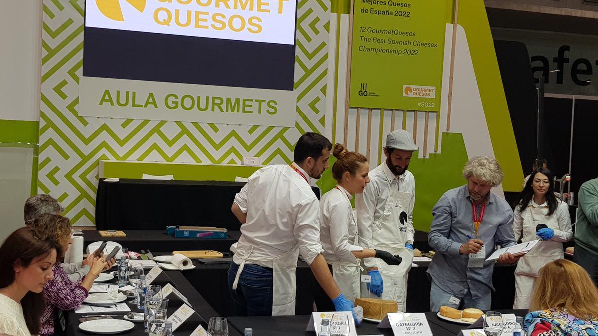 El jurado valora los quesos presentados al 12 Gourmet Quesos, el Campeonato de los Mejores Quesos de España 2022