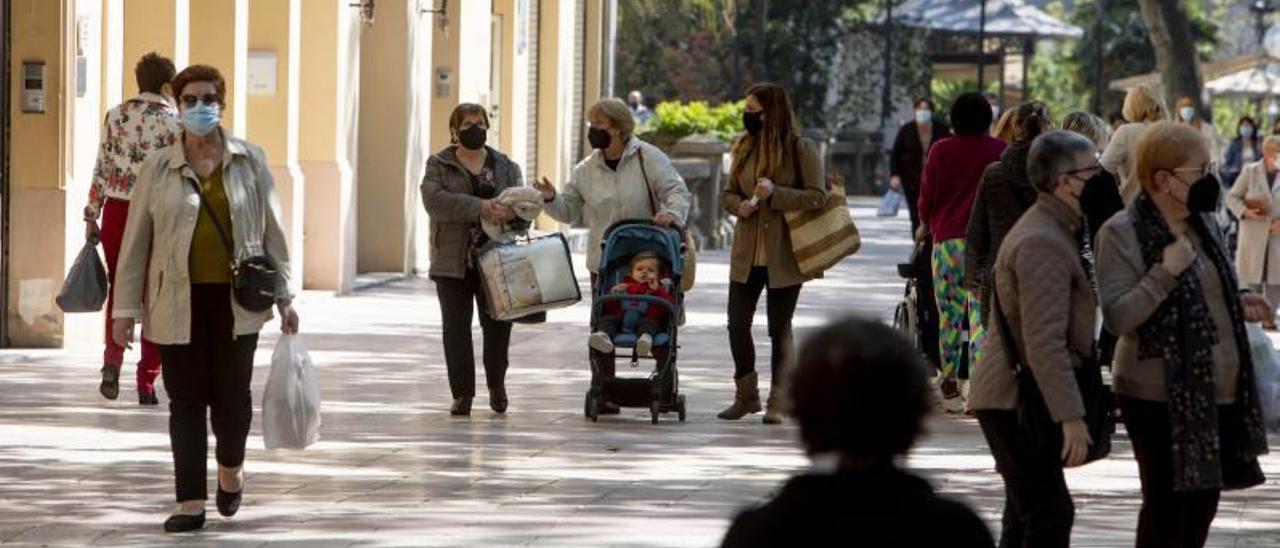 Gente transitando por la Albereda de Xàtiva, en una imagen de archivo. | PERALES IBORRA