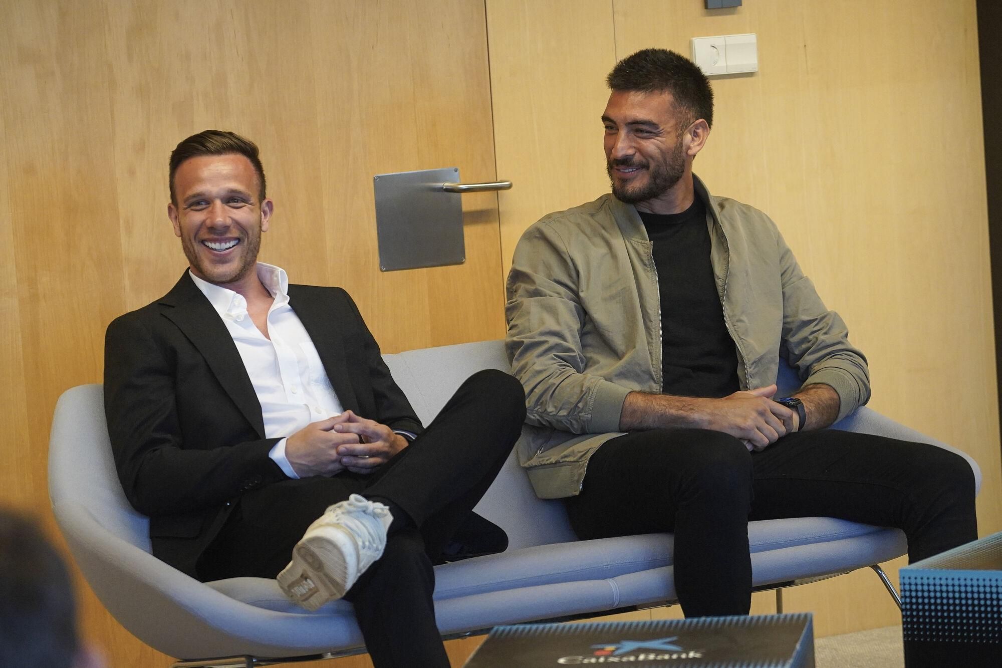 Girona seu Caixabank carrer de la Creu trobada Arthur Melo i Gazzaniga amb aficionats Meet and Green