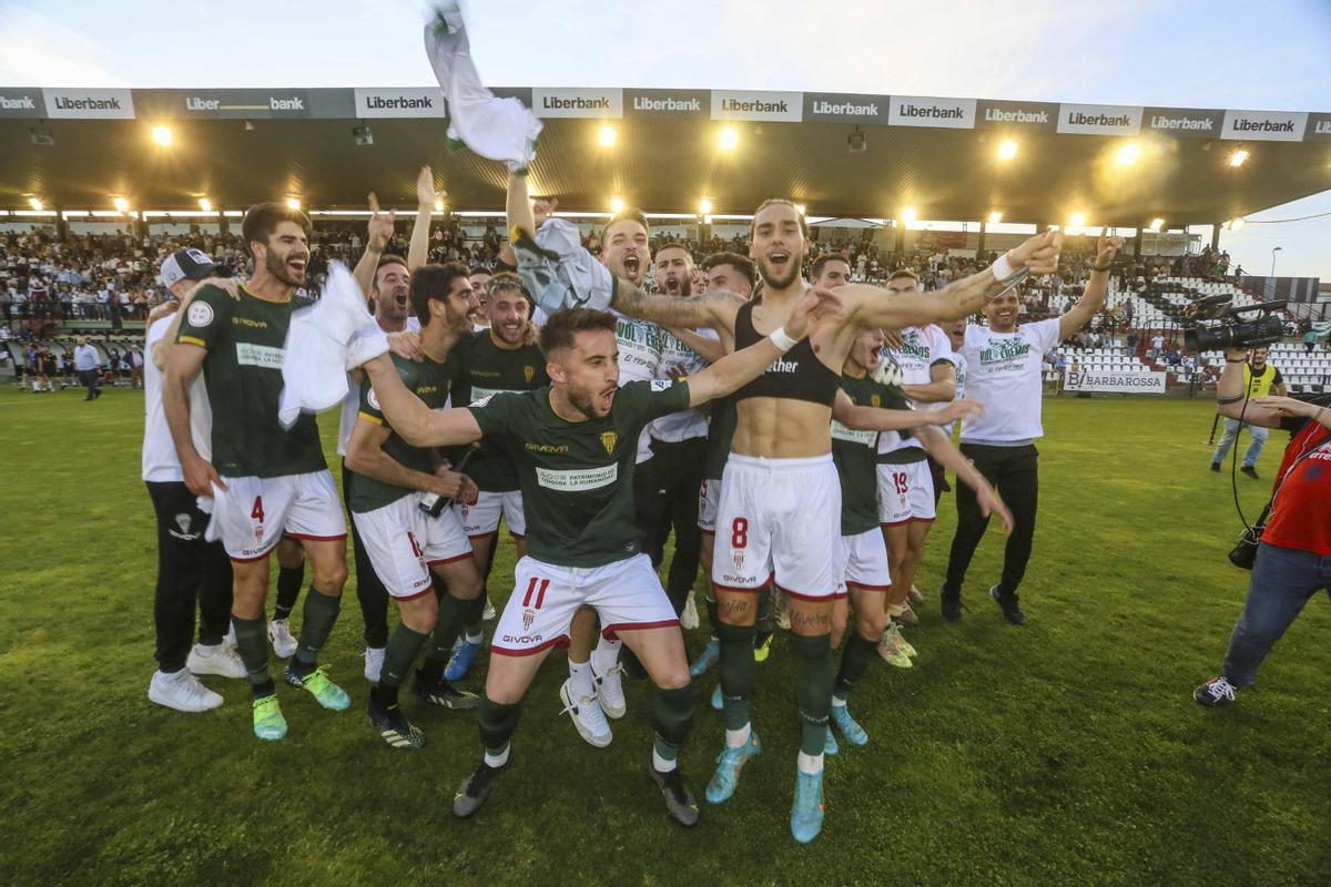 El Córdoba CF celebra en Mérida el ascenso a la Primera RFEF.