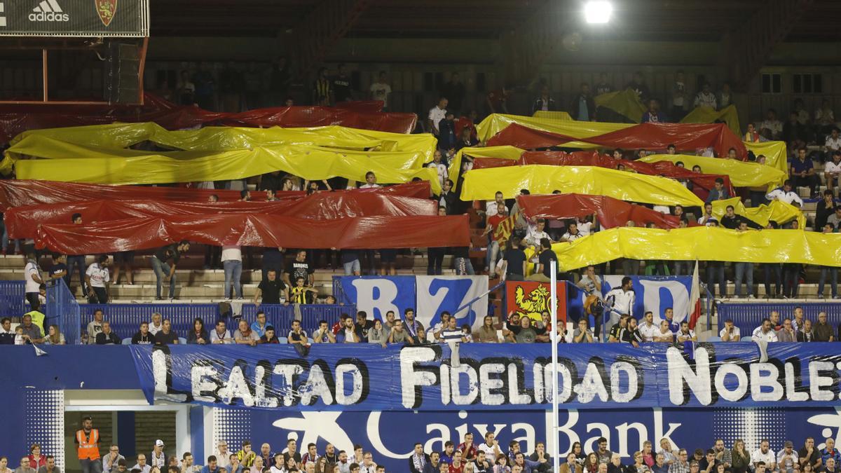 Banderas de España y Aragón durante un partido disputado en La Romareda.