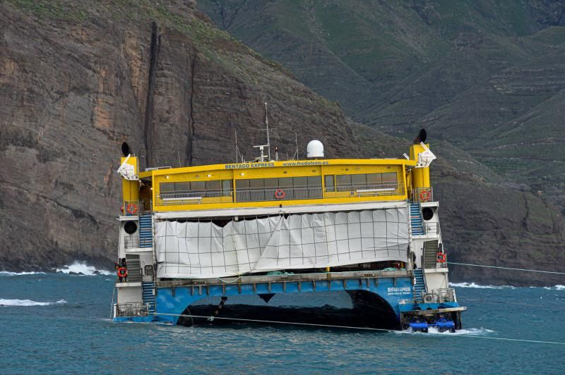 Traslado a puerto de los pasajeros del ferry encallado en Agaete