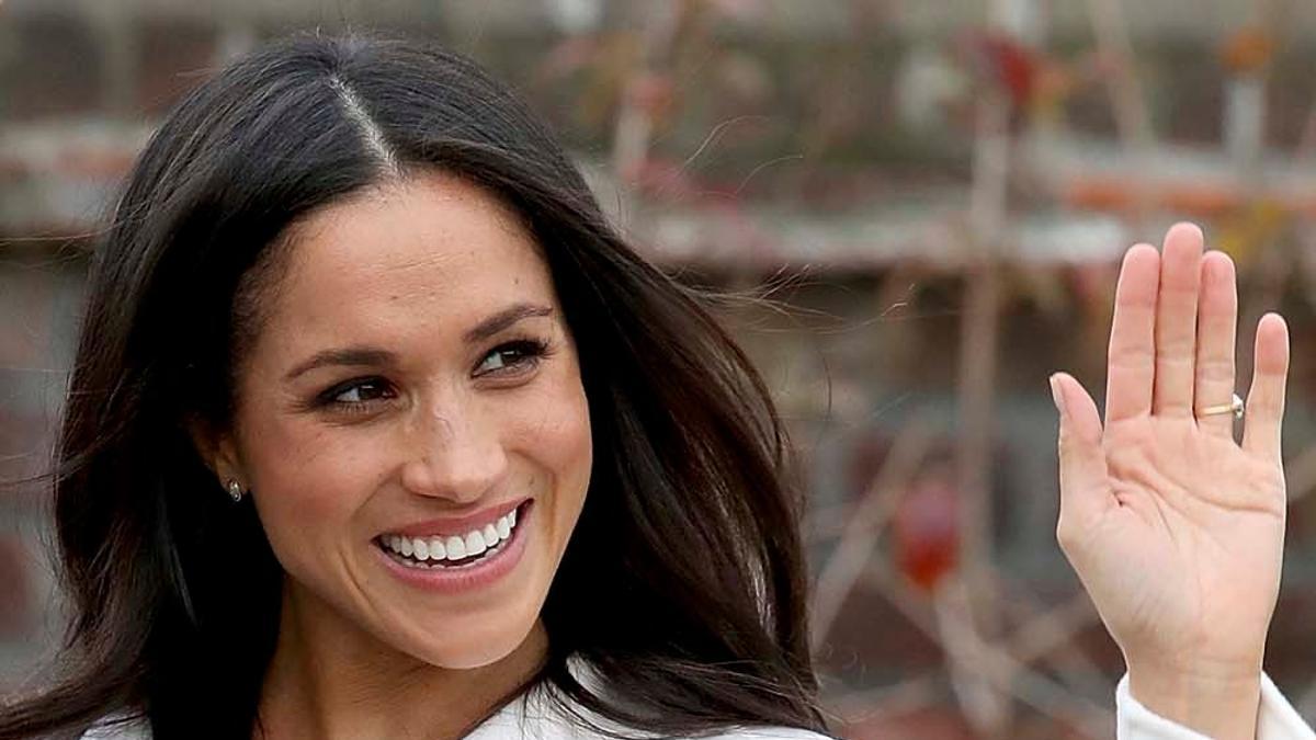 Meghan Markle saluda en su compromiso