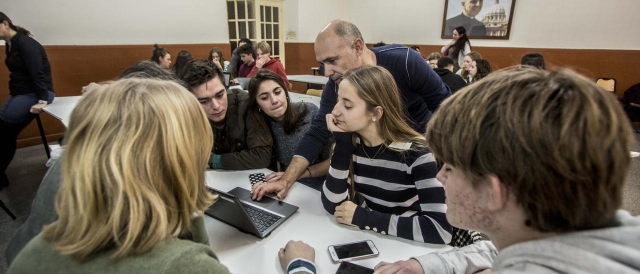 Alumnos del colegio Jesuítas en una aula centro en una imagen de archivo