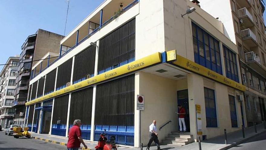 La oficina principal de Correos lleva cerrada más de un año y a la espera de las reformas.