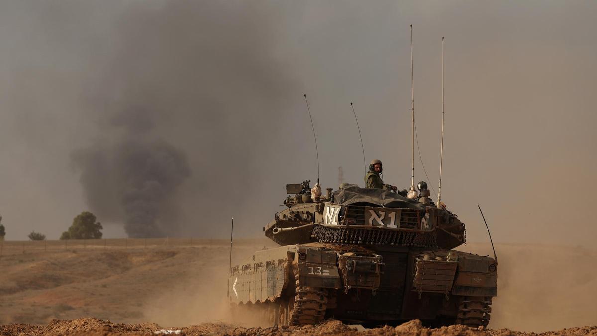 Un tanque del ejército de Israel, junto a la frontera de Gaza.