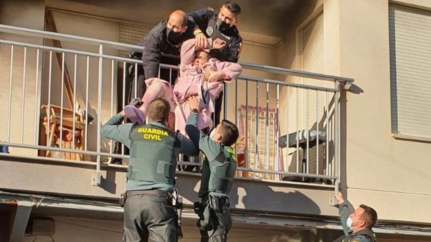 Guardia Civil y Policía Local rescatan a una mujer atrapada en el balcón de un piso en llamas en Torrevieja