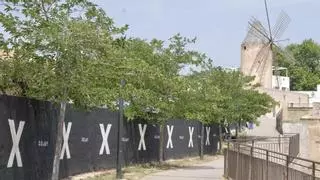 Adiós al grafiti más grande de Palma: La promotora que construirá en el último solar de es Jonquet borra las pintadas y toma posesión del terreno