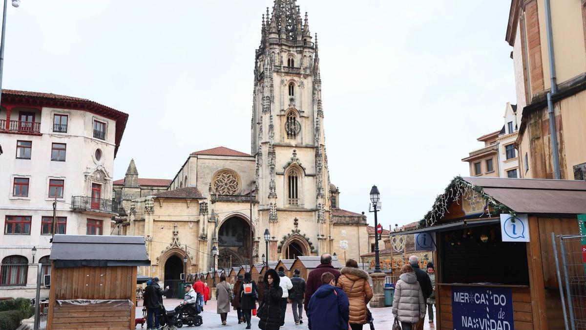 Las últimas compras en el mercado navideño del Oviedo Antiguo.