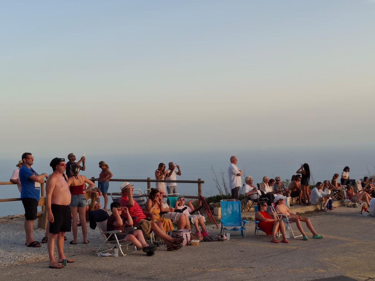 Así se ha vivido el eclipse en la cima del Puig de la Llorença, en Benitatxell (imágenes) Así se ha vivido el eclipse en la cima del Puig de la Llorença, en Benitatxell (imágenes)