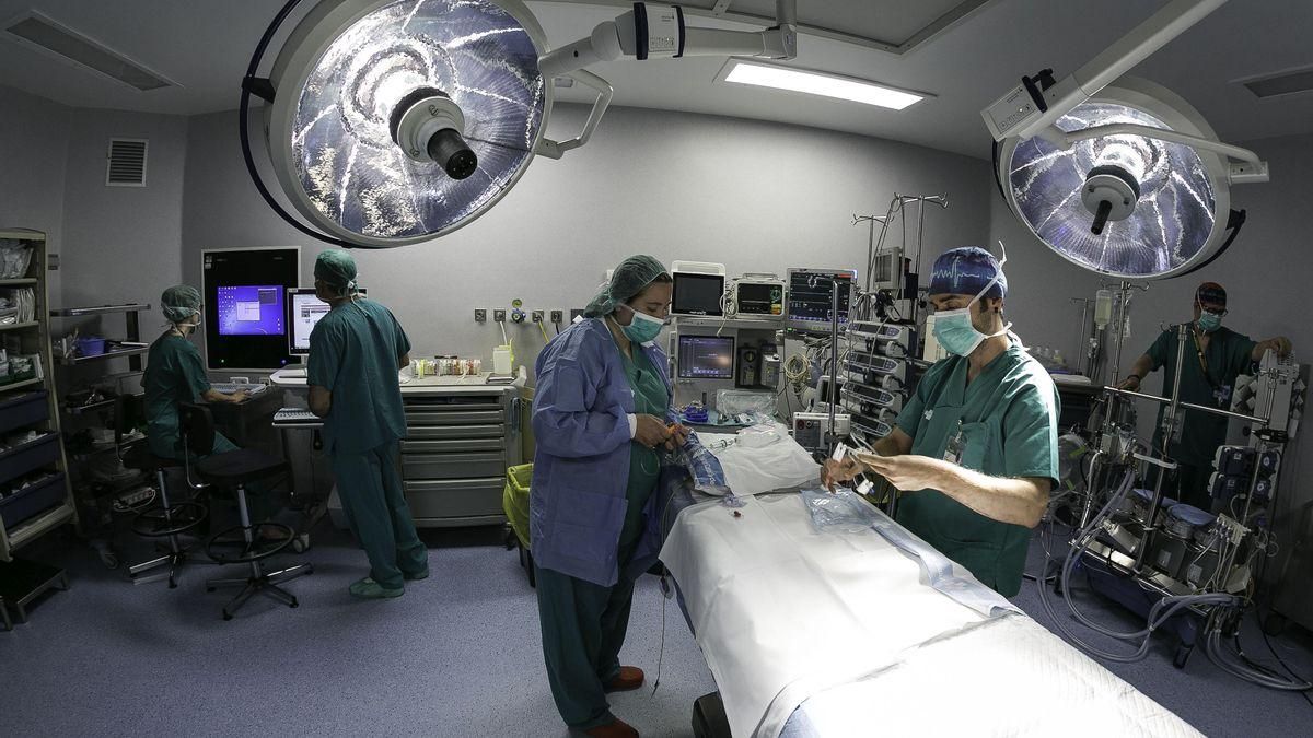 Sanitarios preparan un quirófano para una intervención.