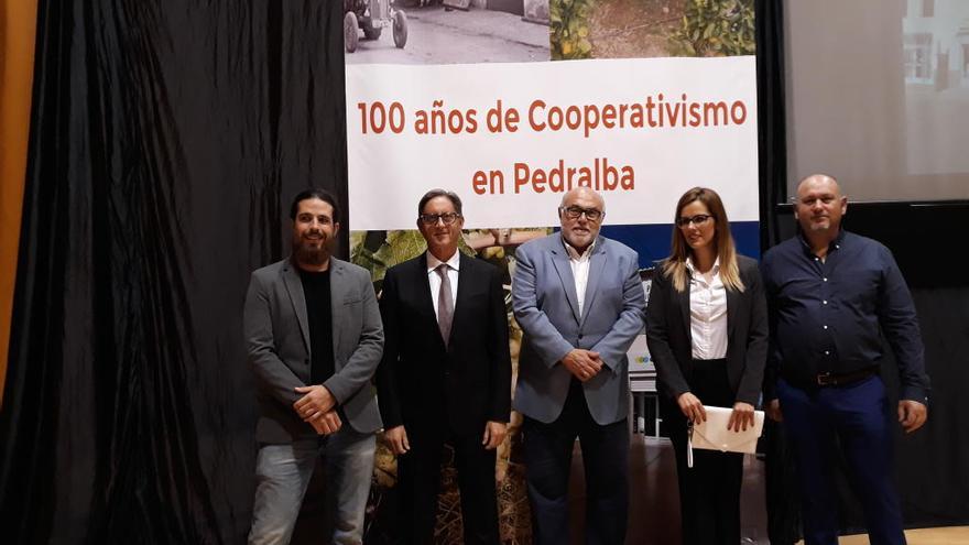 Dirigentes de la conselleria y de la cooperativa de Pedralba.