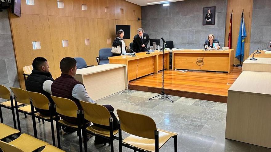 "Skrif" y "Nark", los dos grafiteros acusados de dañar 21 vagones en Asturias, niegan haber cogido un spray en su vida, pero les tienen grabados jactándose de sus pintadas: "Nos van a pillar"