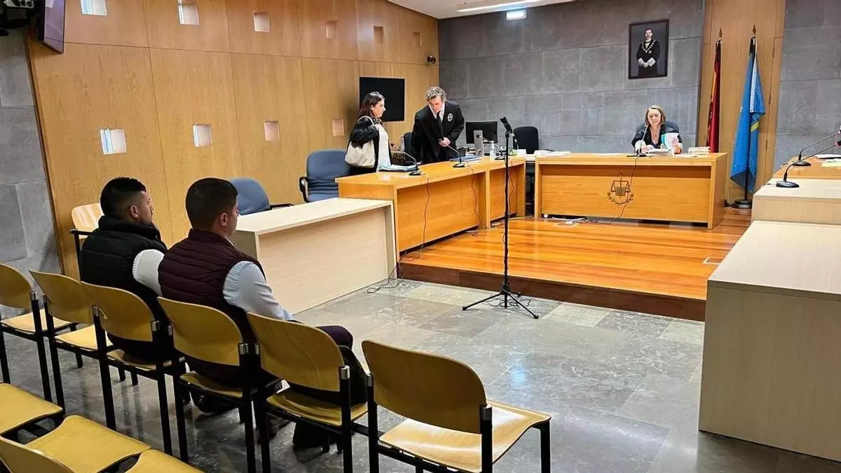 "Skrif" y "Nark", los dos grafiteros acusados de dañar 21 vagones en Asturias, niegan haber cogido un spray en su vida, pero les tienen grabados jactándose de sus pintadas: "Nos van a pillar"