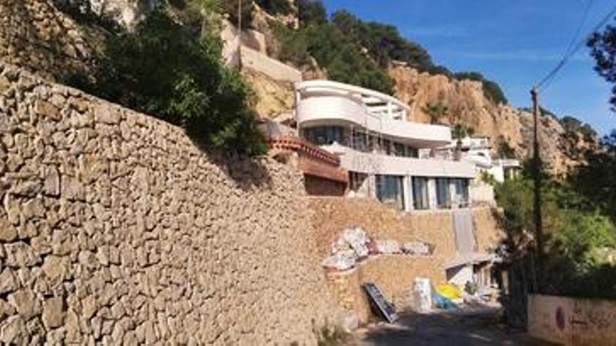 Construyen otro chalé de fachada ondulada en el acantilado de Ambolo en Xàbia