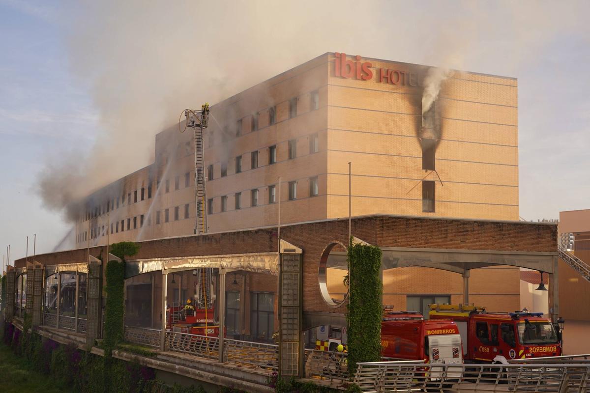 MLG 25-05-2026.-Reactivación del incendio del Ibis Hotel de la capital