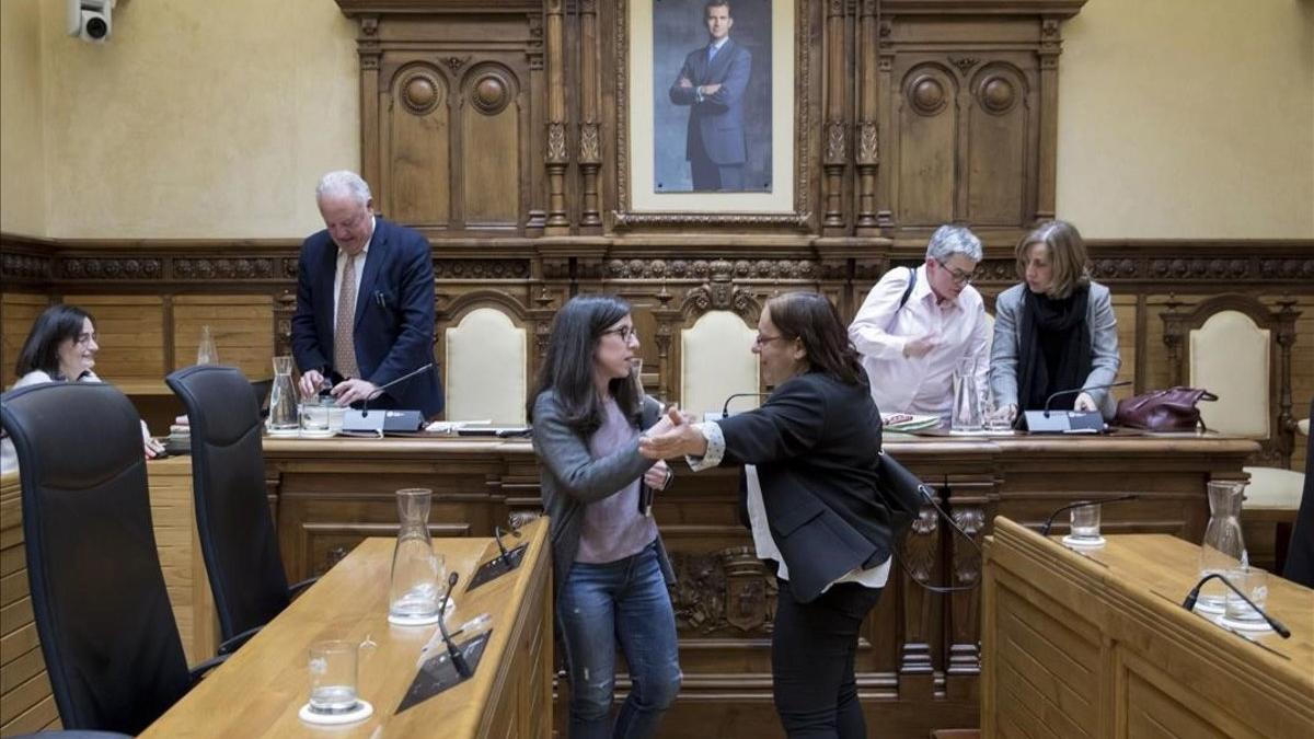 Alba González, a la izquierda, ayer, conversando con la concejala  socialista Natalia González en el Pleno de Gijón tras despedirse de la Corporación.