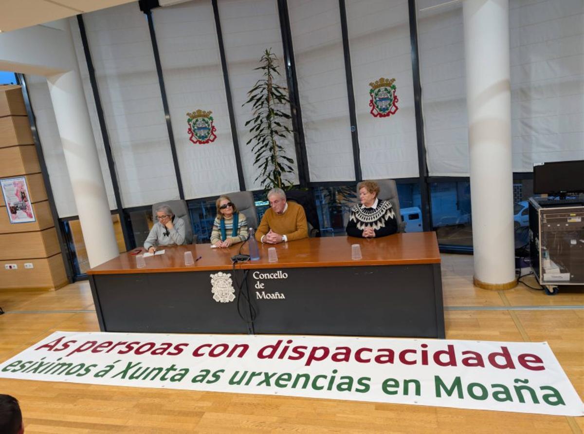 Jornada de ayer con la pancarta de las personas con discapacidad. | SANTOS ÁLVAREZ