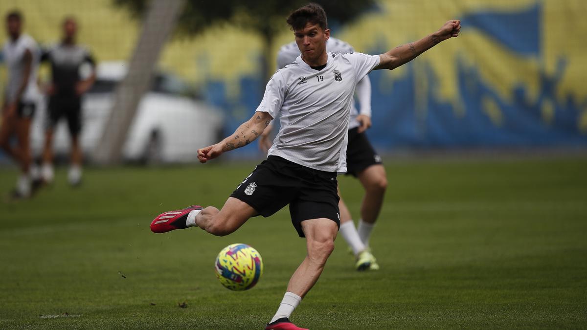 Marc Cardona golpea el balón durante el entrenamiento de la UD ayer en la Ciudad Deportiva de Barranco Seco