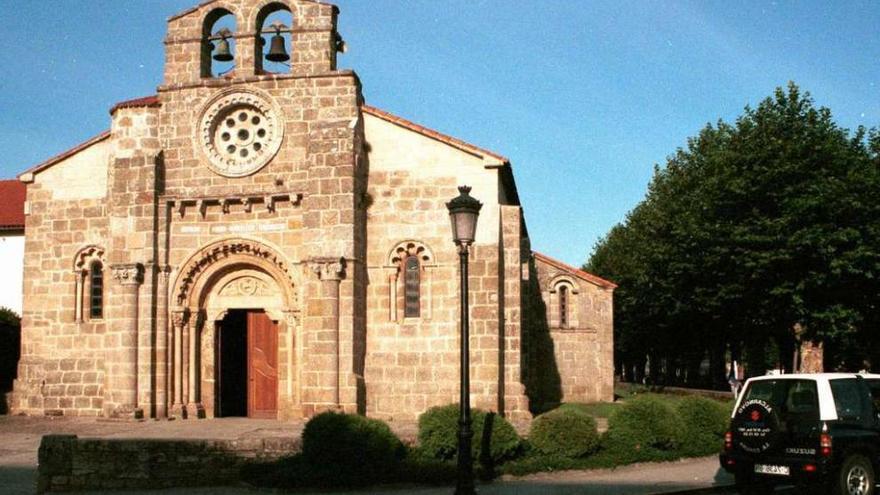 Vista la iglesia románica de Santa María de Cambre.