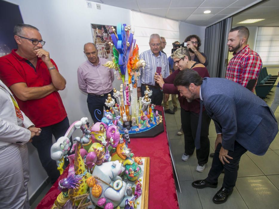 El alcalde mirando las maquetas