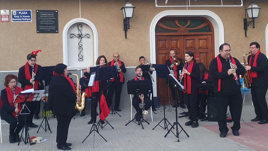 A falta de luces, buena es la música en las pedanías de Orihuela