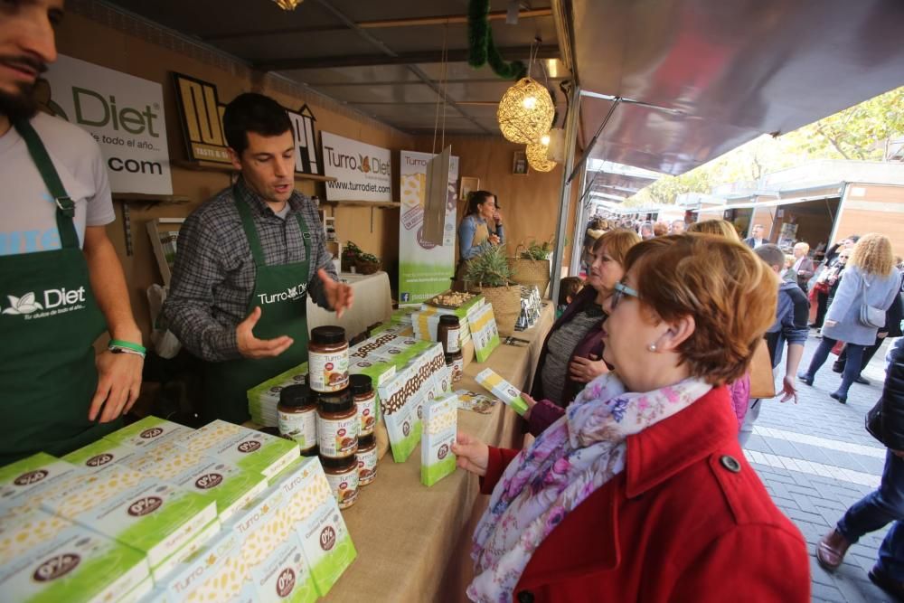 Las calles de la ciudad se llenan de gente para acudir a la Feria del Turrón