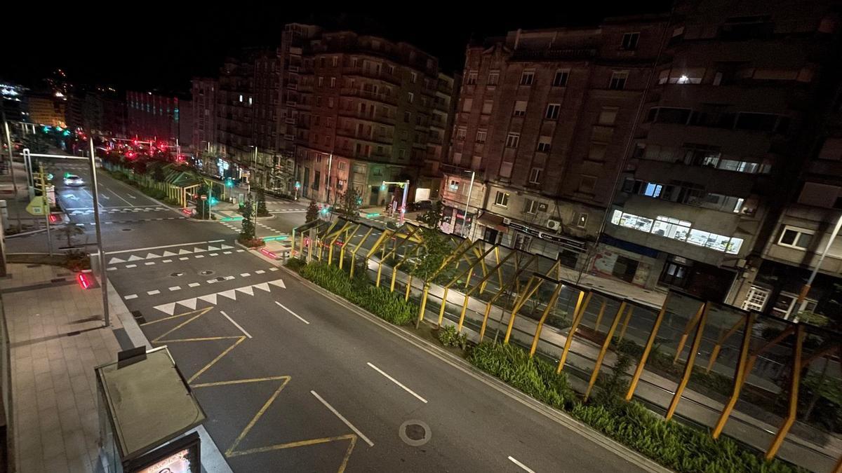 La Gran Vía de Vigo, tras recuperar la luz, pasadas las 2 de la madrugada