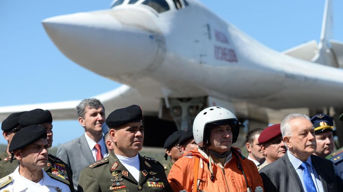 El ministro de Defensa de Venezuela, Vladimir Padrino, ante la llegada de aviones de combate rusos en Caracas.