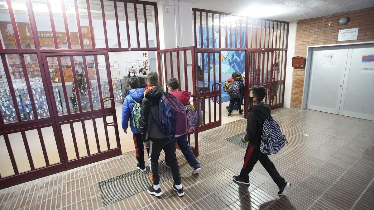 Els alumnes de l’Escola Migdia de Girona, tornant a les aules després de les vacances de Nadal. | MARC MARTÍ