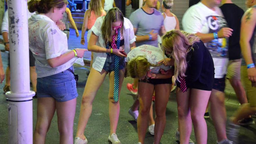 Calvià prohibirá beber en las calles de Magaluf y vender excursiones etílicas