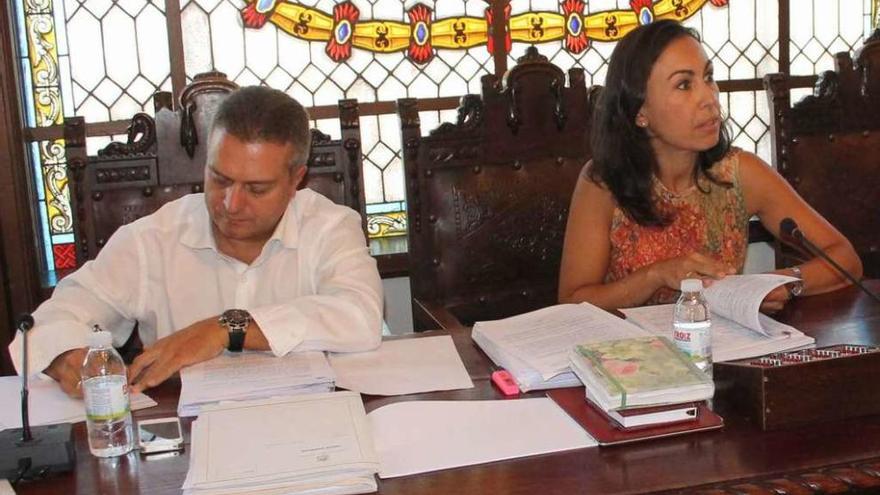 El concejal de Hacienda Manuel Santos y la alcaldesa María Ramallo, durante un pleno municipal. // S.A.