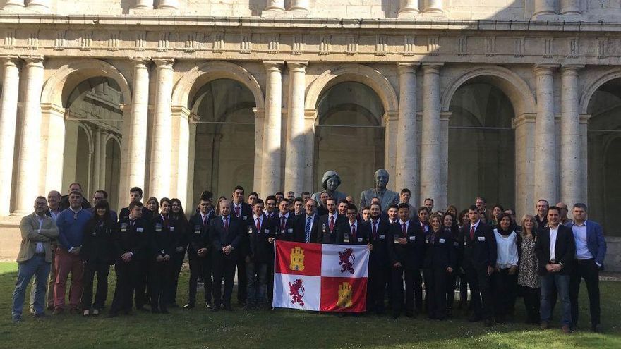 El consejero de Educación, Fernando Rey, posa con los alumnos participantes en Spainskills