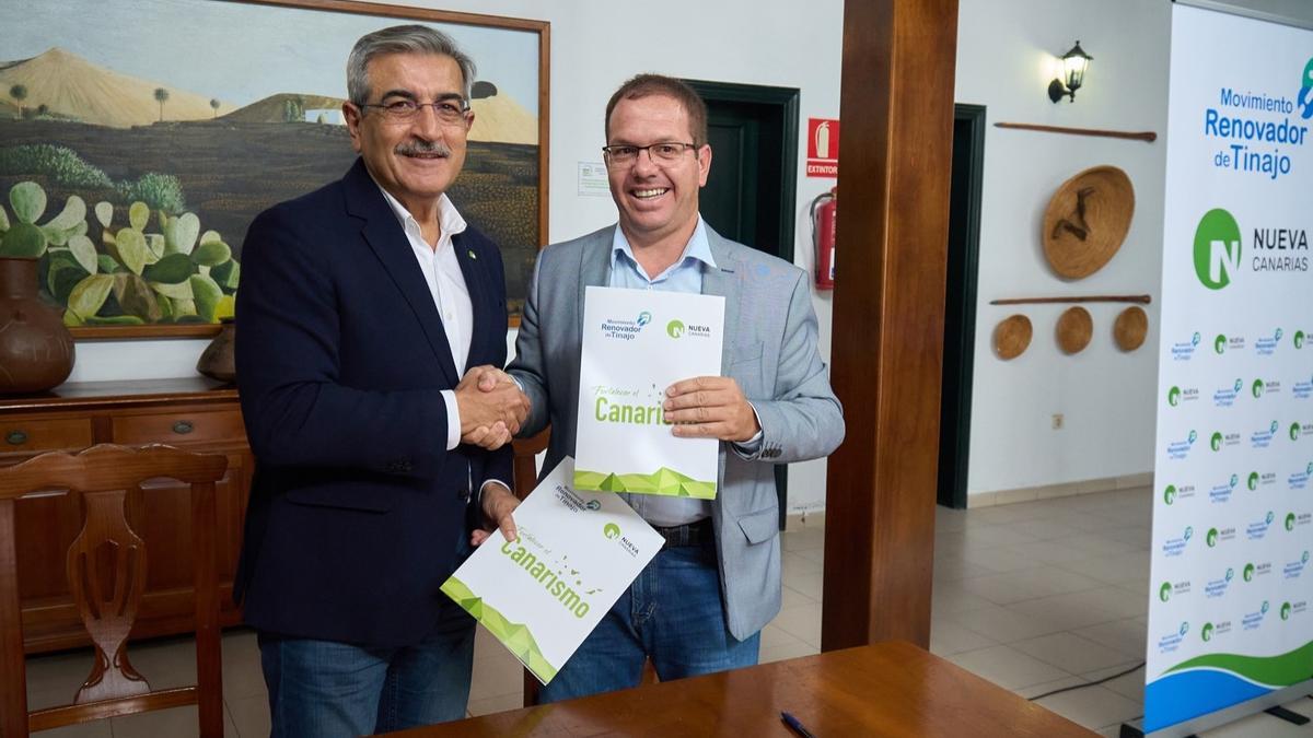 Román Rodríguez y Antonio Morales tras sellar el acuerdo electoral en Tinajo para las elecciones de 2023.