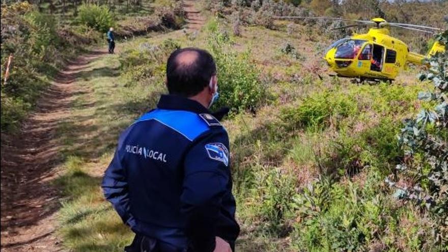 Momento de la evacuación del participante en la andaina que sufrió una indisposición