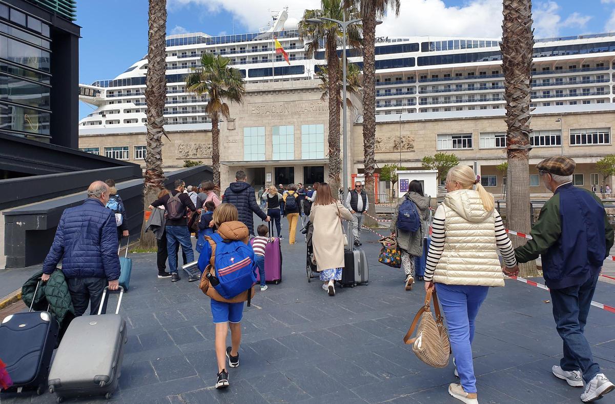 El «MSC Preziosa», que embarcó cruceristas en Vigo en 2024, vuelve esta semana a embarcar viajeros en la ciudad olívica.