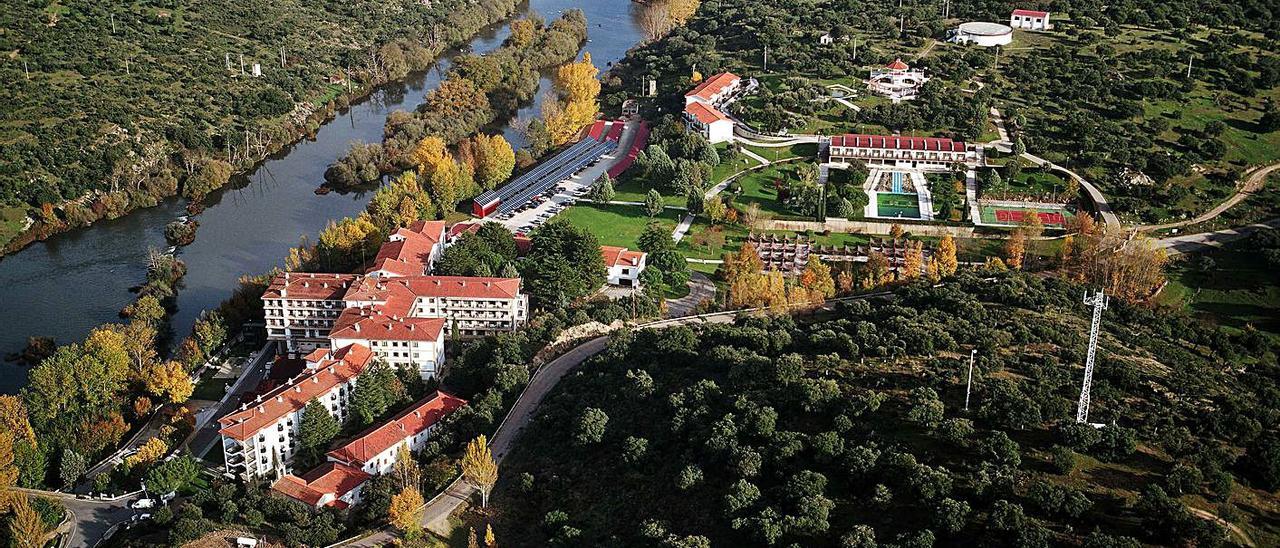 Arriba, las instalaciones del balneario; a la izquierda, Juan José González, el presidente del Montepío.